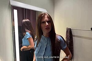 Brunette dal culo grande scopate duro in spogliatoio pubblico