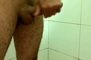 Watch this rotating masturbation with monster cock! 😏