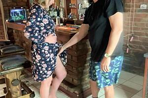 Ho voglia di quella MILF bollente scopata con gonna alzata con la mia vicina bionda sexy