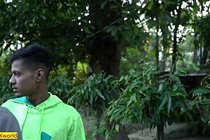 Трисом с несчастной подругой впервые в спальне