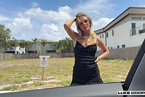 Bonnie Blue dostaje dzikiego ruchania w samojezdnej Tesli na drodze