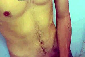 brazilian amateur flashes in bathroom solo session