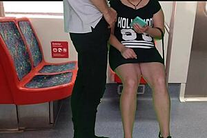 A garota de vestido sem calcinha no trem deu uma punheta para um estranho e um boquete em p�blico, fetish bareback on bus.