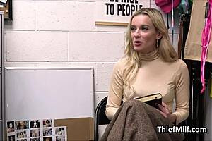 chutando as bolas do escravo sem piedade