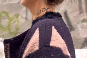 Cute desi indian beautiful saara bhabhi gets fucked with huge dick in car outdoor risky