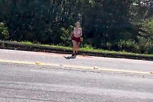 Perguntei pra prostituta na rodovia quantos q era o a foda ela n�o cobro nada e me levou pro meio do mato pra foder ali mesmo