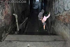 Морена цепляется к боссу фавелы после веселухи