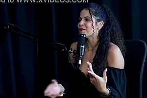 Krásná latina blondýna tančí smyslně navzdory řeči o anále