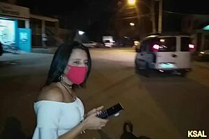 a danadinha da danny hot vai na praça encontra um amiguinho e ela sobe na moto com ele pra fuder a bucetinha com uma rola enorme 😏