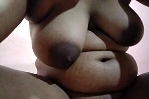 Indian Girlfriend Shows Huge Natural Tits in First Homemade Clip
