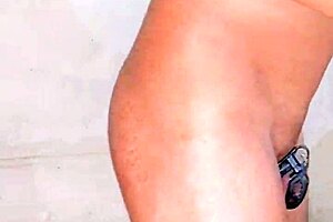 Pakistani shemale Kinner does a teasing strip tease.