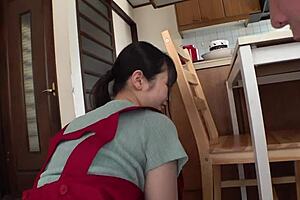 「もうイってるから許して」美人スタッフのデカ尻に即挿れ中出し 😍