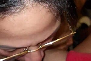 La mamá de mi mejor amigo me encuentra masturbándome con sus tangas y me lo mama hasta venirme en su boca