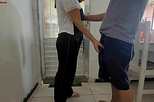 minha vizinha manda enteada pedir ovos, chupou pau