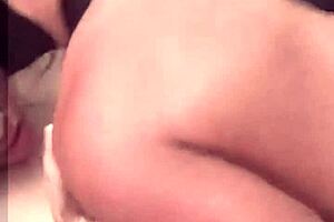 Esposa cachonda cogiendo con el otro mientras el esposo trabaja