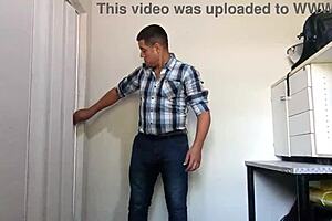 jardineiro mega-dotado macetando a pica grossa ate gozar - urso brasileiro fodendo a caceta ate jorrar leite - dotado tocando punheta na fazenda