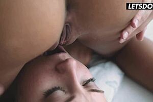 Вау, Аполония Лапиедра и Сицилия в потрясающем лесбийском сексе дома - Девушка знает!