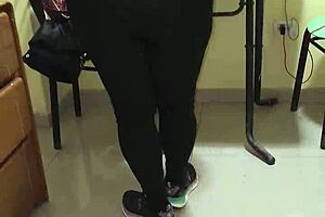 contrato una empleada de limpieza y la muy zorra viene con leggins transparentes y un hilo