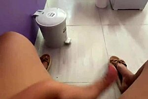 Follandome El Co�o En Publico Enfrente De Mis Clientes