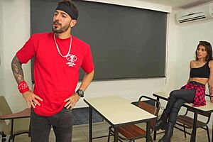 นักเรียนตัวเล็กเงี่ยนล่อด้วยปากน้ำหวาน เสนอหีแน่นเพื่อผ่านชั้นเรียน