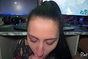 newbie female streamer receives first donation during live session