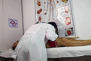 Paciente fica excitado na frente da enfermeira durante o exame médico