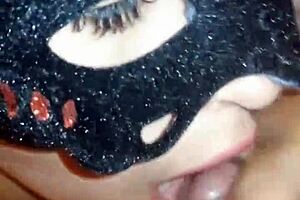 el vecino me encuentra masturb�ndome y el muy s�dico se viene en mi boca