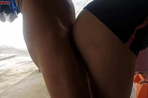 Dona de casa paga técnico com a bunda enquanto marido esta fora!