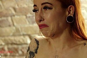 Dve podređene devojke žele da zadovolje gospodara, hoće da gledaju