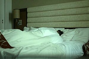 广东某科技大学情侣开房激情造爱 美女呻吟声太诱惑了 不停说好舒服干的啪啪响沾满淫水的j8还给舔干净太骚了 😍