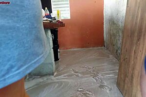 Minha esposa saiu e a empregada baixinha gostosa pegou meu pau e colocou dentro dela na �rea de casa