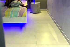 madrastra nalgona y cachonda es decubierta cabalgando su almohada hasta el orgasmo