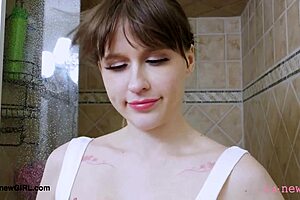 Свежелицая блондинка наслаждается расслабляющим душем одна