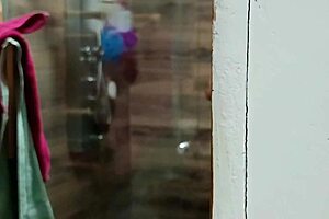 llego a casa y espio a mi cuñada que se depila antes de bañarse se excita y se masturba