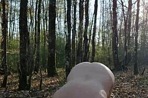 2025 04 08 Kvinnelig slave i auto-økt ute, gris som graver