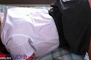 Student Snowballs Cum to Her Friend at Party