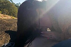 Guia turístico mostra pau para turista na montanha, big cock blowjob outdoors.