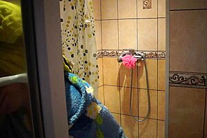 Jeg smugde skjult cam i kjærestas dusj for å se henne vaske seg naken