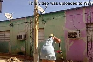 Mi vecino no aguanta las ganas de verme mi culo grande con mi vestido corto