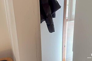 mi madrastra con gran culo nota que la espío en su rutina de fitness