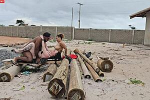 Carpinteiro vai receber pagamento e teve supresa das donas da obra com big tits anal assfucking.