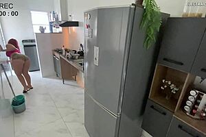 C�mera escondida catches empregada in provocante shortinho teasing