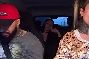 Motorista, peguei passageira novinha de 18 anos no carro e chupei seus peitos pequenos até gozar no banco público