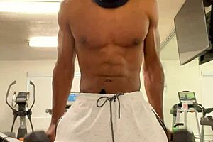 Working out my neck and shoulders for the ladies in outdoor public workout with muscular bodybuilder vibes 💪🏋️‍♂️