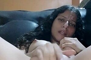 Disfruta Tanto Masturbarse En El Mueble Y Casi La Descubren!