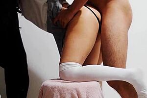 Profesor Pervertido Se Lleva a Su Alumna a Su Casa Para Darle Clases Especiales