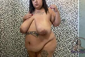 bbw exibicionista mary jhuana tests big dildo in her ass during bath