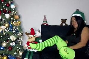 Watch out for the sexy Grinch mode with huge natural tits and cute tattoo flashing in big ass balloon play!