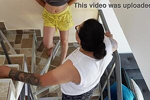 Follando en la escalera con madurita durante la recesión