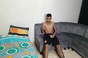 Mi Hermanastra Morena Me Pilla Masturbándome Y Me Ayuda Con Su Culo Grande